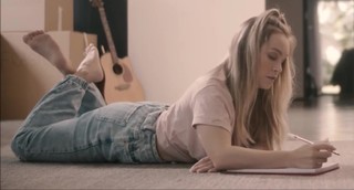 Carla Diaz feet photo thumbnail