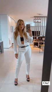 Carla Diaz feet photo thumbnail