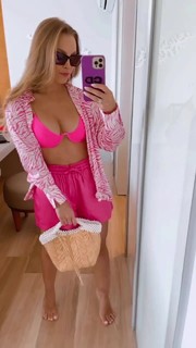 Carla Diaz feet photo thumbnail