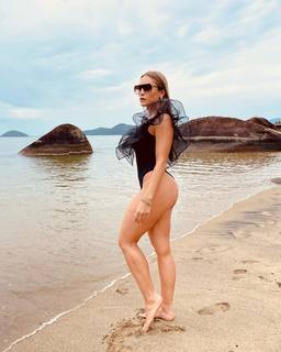 Carla Diaz feet photo thumbnail