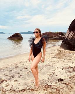 Carla Diaz feet photo thumbnail