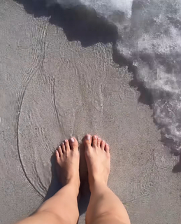 Carla Diaz feet photo thumbnail