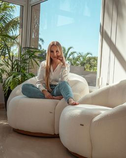 Carla Diaz feet photo thumbnail