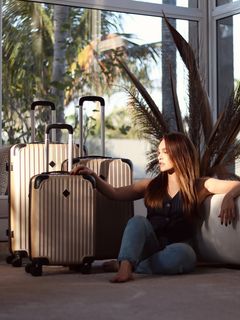 Carla Diaz feet photo thumbnail