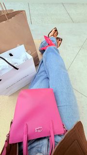 Carla Diaz feet photo thumbnail