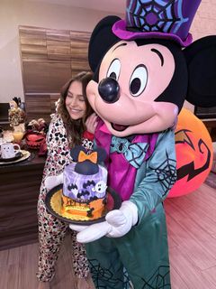 Carla Diaz feet photo thumbnail