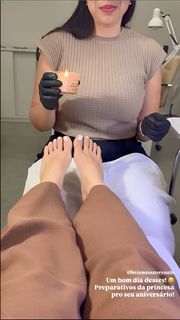 Carla Diaz feet photo thumbnail