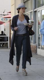 Carla Gugino feet photo thumbnail