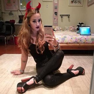 Carlotta Ferlito feet photo thumbnail