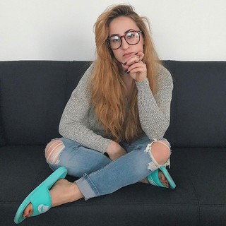 Carlotta Ferlito feet photo thumbnail