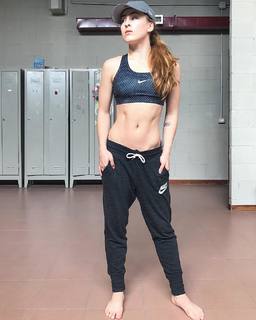 Carlotta Ferlito feet photo thumbnail