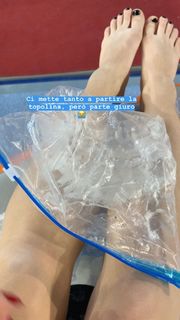 Carlotta Ferlito feet photo thumbnail