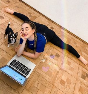 Carlotta Ferlito feet photo thumbnail