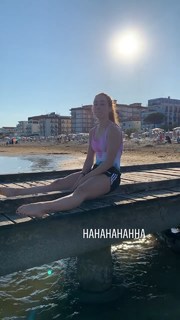 Carlotta Ferlito feet photo thumbnail