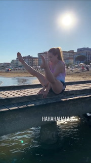 Carlotta Ferlito feet photo thumbnail