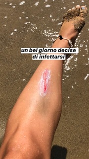 Carlotta Ferlito feet photo thumbnail