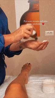 Carlotta Ferlito feet photo thumbnail