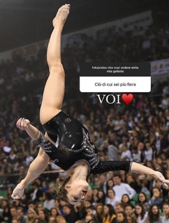 Carlotta Ferlito feet photo thumbnail