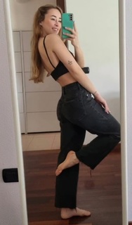 Carlotta Ferlito feet photo thumbnail