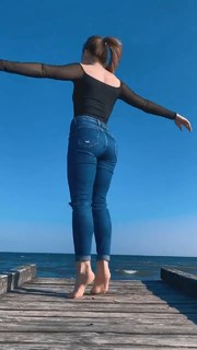 Carlotta Ferlito feet photo thumbnail