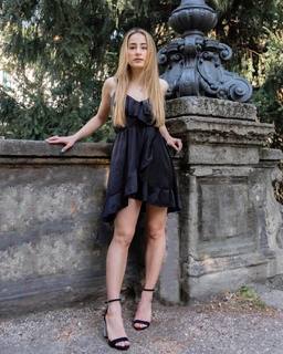 Carlotta Ferlito feet photo thumbnail