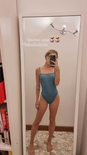 Carlotta Ferlito feet photo thumbnail