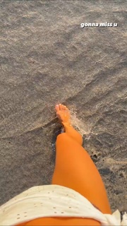 Carlotta Ferlito feet photo thumbnail