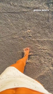 Carlotta Ferlito feet photo thumbnail