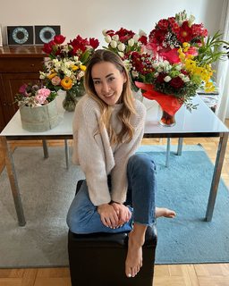 Carlotta Ferlito feet photo thumbnail