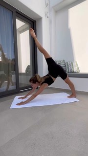 Carlotta Ferlito feet photo thumbnail