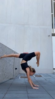 Carlotta Ferlito feet photo thumbnail