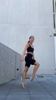 Carlotta Ferlito feet photo thumbnail