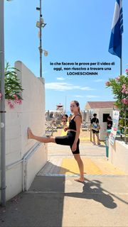 Carlotta Ferlito feet photo thumbnail