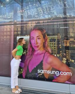 Carlotta Ferlito feet photo thumbnail