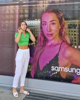 Carlotta Ferlito feet photo thumbnail