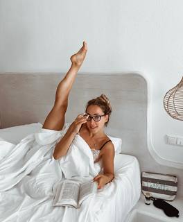 Carlotta Ferlito feet photo thumbnail