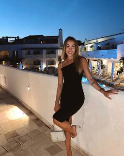 Carlotta Ferlito feet photo thumbnail