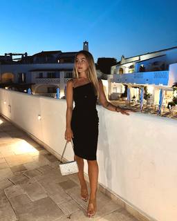 Carlotta Ferlito feet photo thumbnail