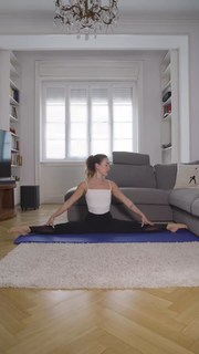 Carlotta Ferlito feet photo thumbnail