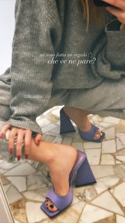 Carlotta Ferlito feet photo thumbnail