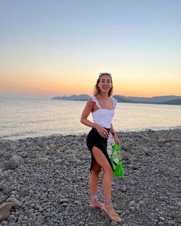 Carlotta Ferlito feet photo thumbnail