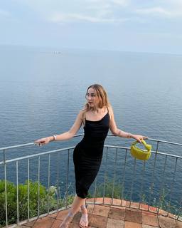 Carlotta Ferlito feet photo thumbnail