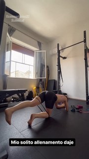 Carlotta Ferlito feet photo thumbnail