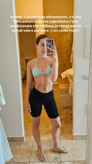 Carlotta Ferlito feet photo thumbnail