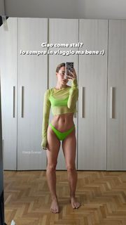 Carlotta Ferlito feet photo thumbnail