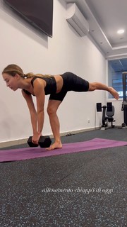 Carlotta Ferlito feet photo thumbnail