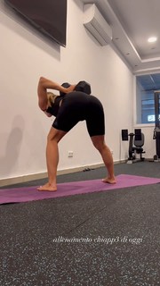 Carlotta Ferlito feet photo thumbnail