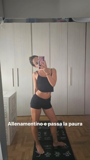 Carlotta Ferlito feet photo thumbnail