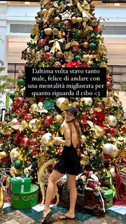 Carlotta Ferlito feet photo thumbnail