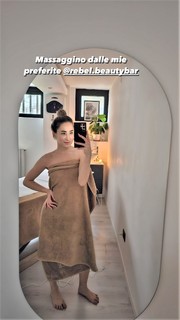 Carlotta Ferlito feet photo thumbnail